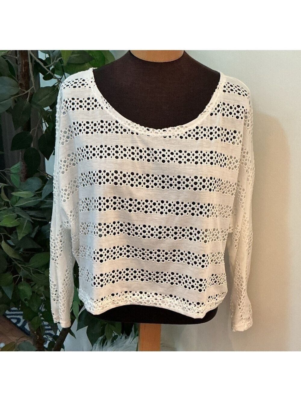Paper Crane open knit cropped pullover dolman sleeve Woman’s medium